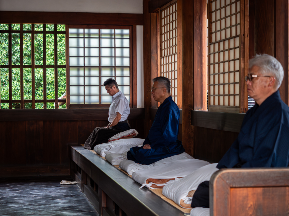 秋の朝の静寂の中で ― 定期禅会（ 護法会・擔雪会）
